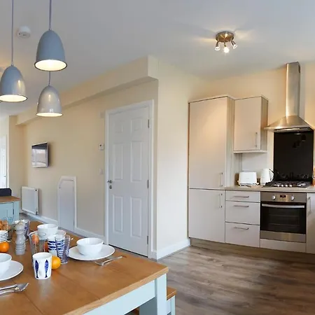 Hébergement de vacances Shore House - Beautiful 3 Bedroom House With Parking And Garden, Close To Centre
