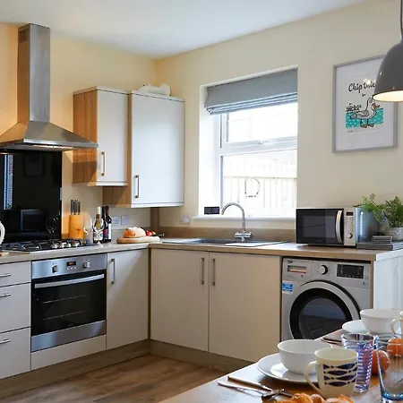 Hébergement de vacances Shore House - Beautiful 3 Bedroom House With Parking And Garden, Close To Centre