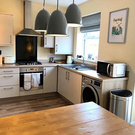 Shore House - Beautiful 3 Bedroom House With Parking And Garden, Close To Centre בית נופש פילי