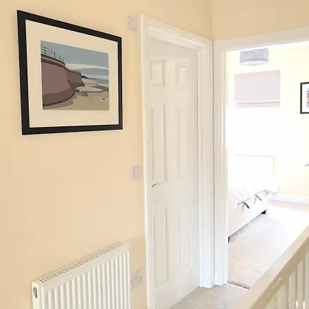 Shore House - Beautiful 3 Bedroom House With Parking And Garden, Close To Centre בית נופש