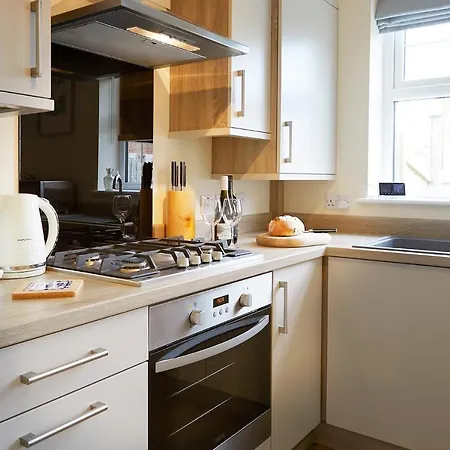 Shore House - Beautiful 3 Bedroom House With Parking And Garden, Close To Centre